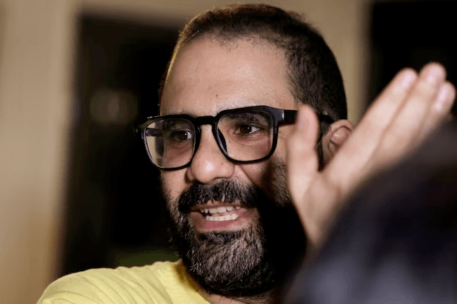 اعتذار علاء عبد الفتاح بعد الإفراج عنه في بريطانيا