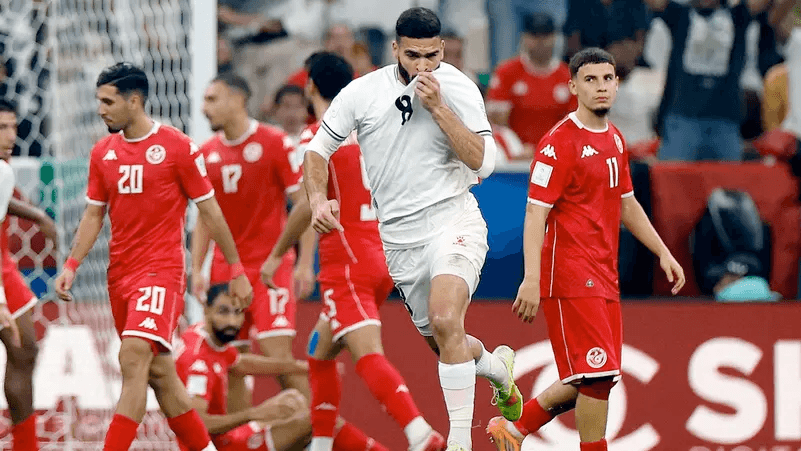 فلسطين تتعادل مع تونس 2-2 في كأس العرب 2025 وتتصدّر مجموعتها