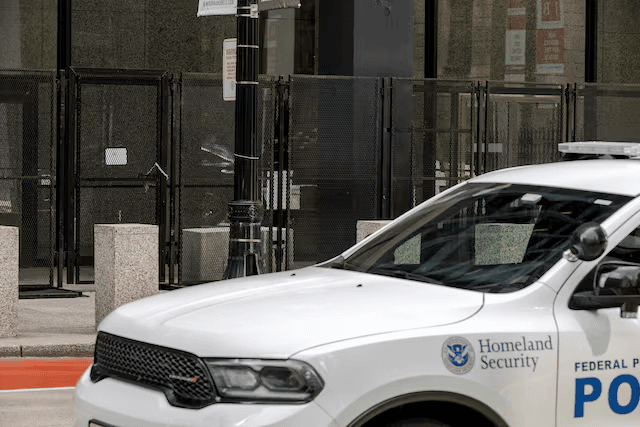 اعتقال أستاذ هارفارد بعد إطلاق نار قرب كنيس يهودي