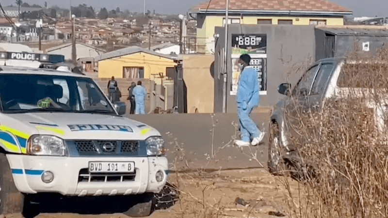 مجزرة في بريتوريا.. مقتل 11 شخصًا بينهم طفل في إطلاق نار داخل حانة غير مرخصة بجنوب إفريقيا
