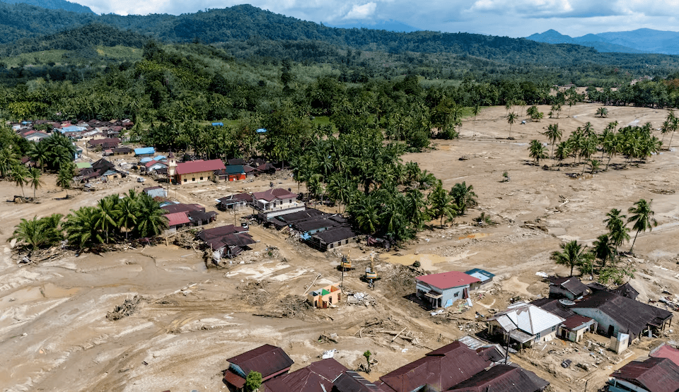 ارتفاع ضحايا فيضانات إندونيسيا إلى أكثر من 900 قتيل مع استمرار عمليات الإنقاذ