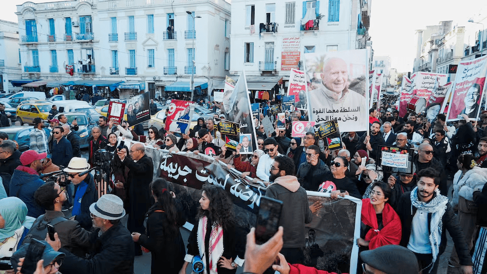 اشتباكات عنيفة بين الشرطة التونسية وشبان في القيروان بعد وفاة رجل