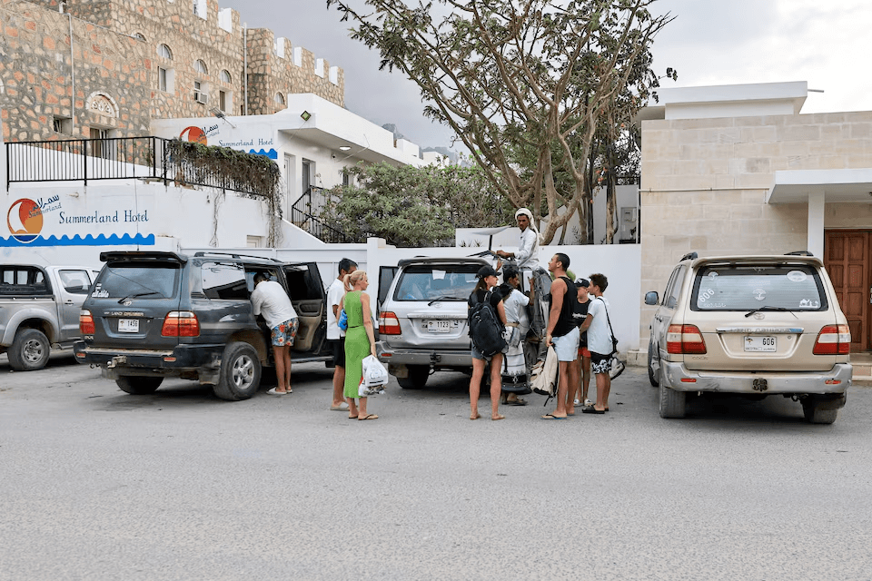 سقطرى اليمنية تحت الحصار: 600 سائح عالقون بعد الخلاف السعودي الإماراتي