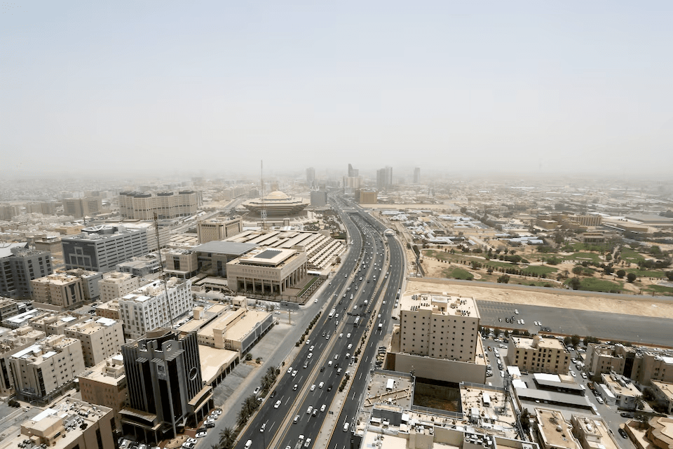 وفد المجلس الانتقالي الجنوبي يصل الرياض تمهيدًا لمحادثات حاسمة حول مستقبل اليمن