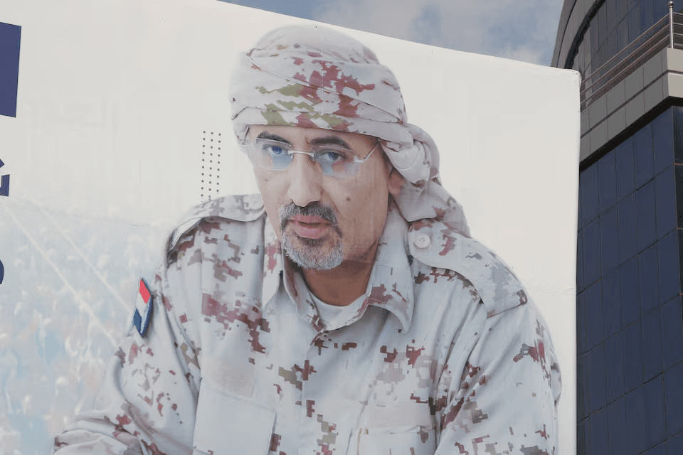 كيف غادر عيدروس الزبيدي عدن؟ تفاصيل رحلته من اليمن إلى أبوظبي والصومال