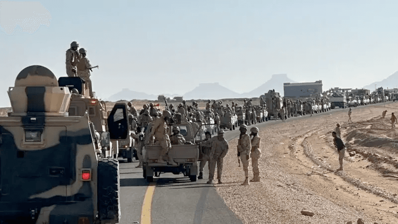 تنسيق أمني في المكلا.. اجتماع عسكري وحملة تستعيد أسلحة منهوبة من مطار الريان