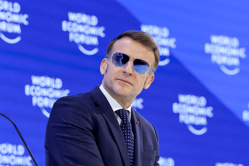 ما الذي حدث بحق الجحيم؟ ترامب يسخر من ماكرون