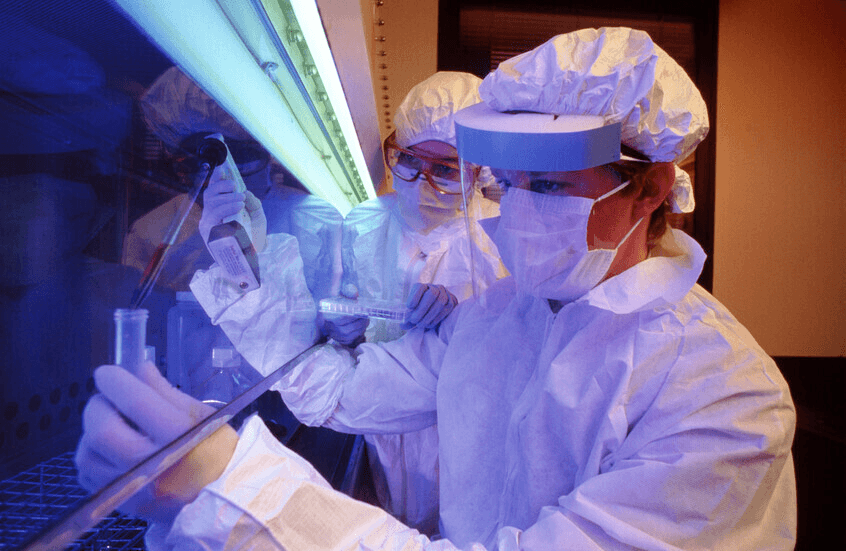 بعد تصنيع أول فيروس حي: هل يتحدى الذكاء الاصطناعي الأديان؟