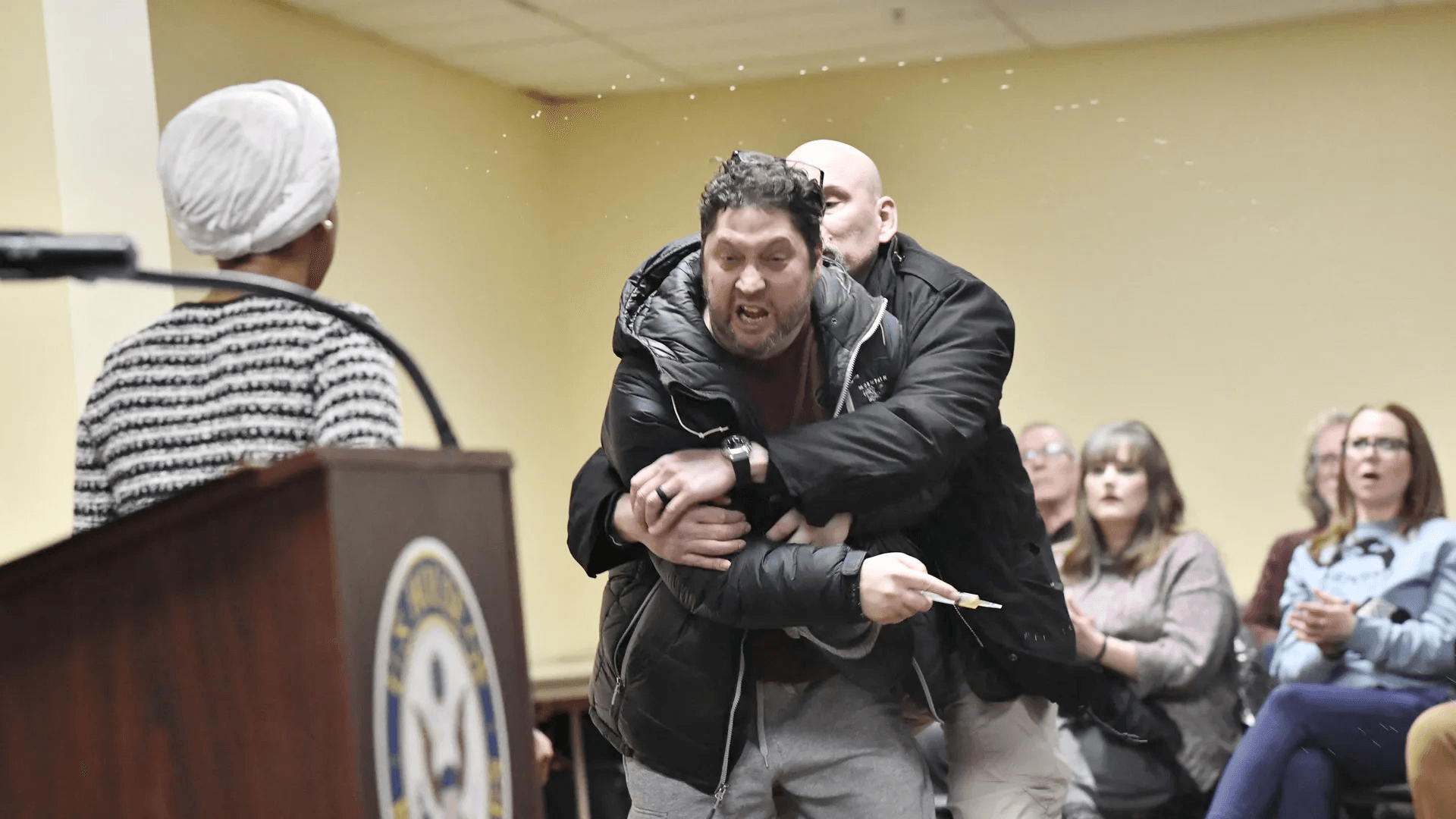 كيف نجت إلهان عمر من هجوم بسائل مجهول بمينيابوليس؟