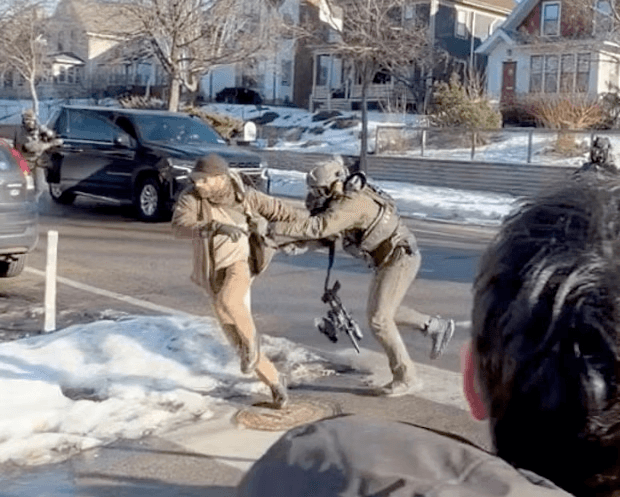 أليكس بريتي: فيديو يظهر اعتداء ضباط الهجرة قبل 11 يومًا من مقتله