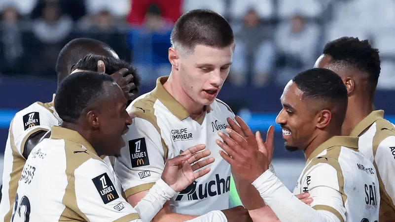 هل أصبح سعود عبدالحميد رمز لانس الديناميكي في صدارة الدوري الفرنسي؟