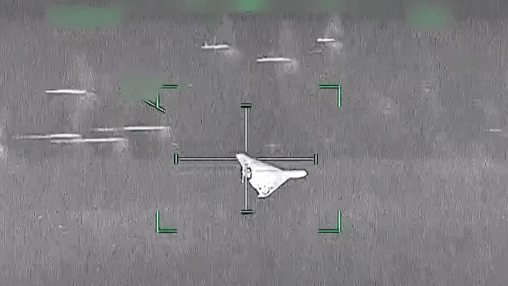 الإمارات تتصدى لتهديد صاروخي الآن وسط تحذيرات للسكان