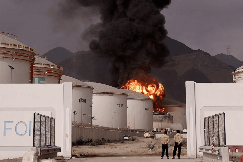 بعد حريق غامض.. تعليق عمليات تحميل النفط في الفجيرة بالإمارات