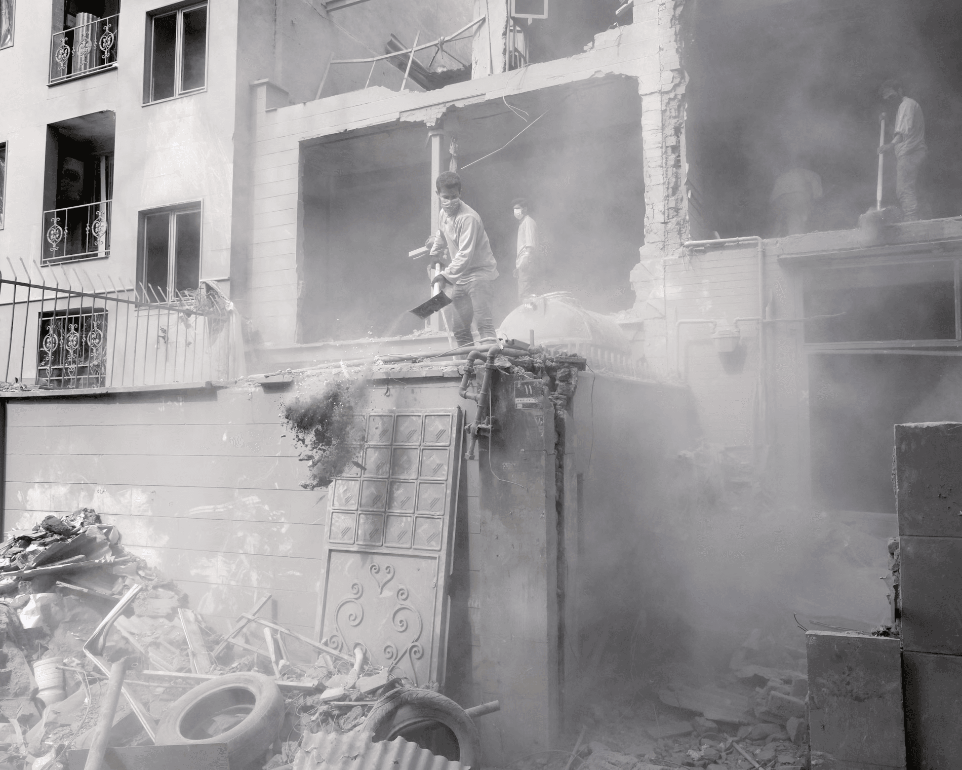 أزمة الشرق الأوسط: إسرائيل تضرب إيران.. ترامب متردد.. بيروت تُخلي السكان