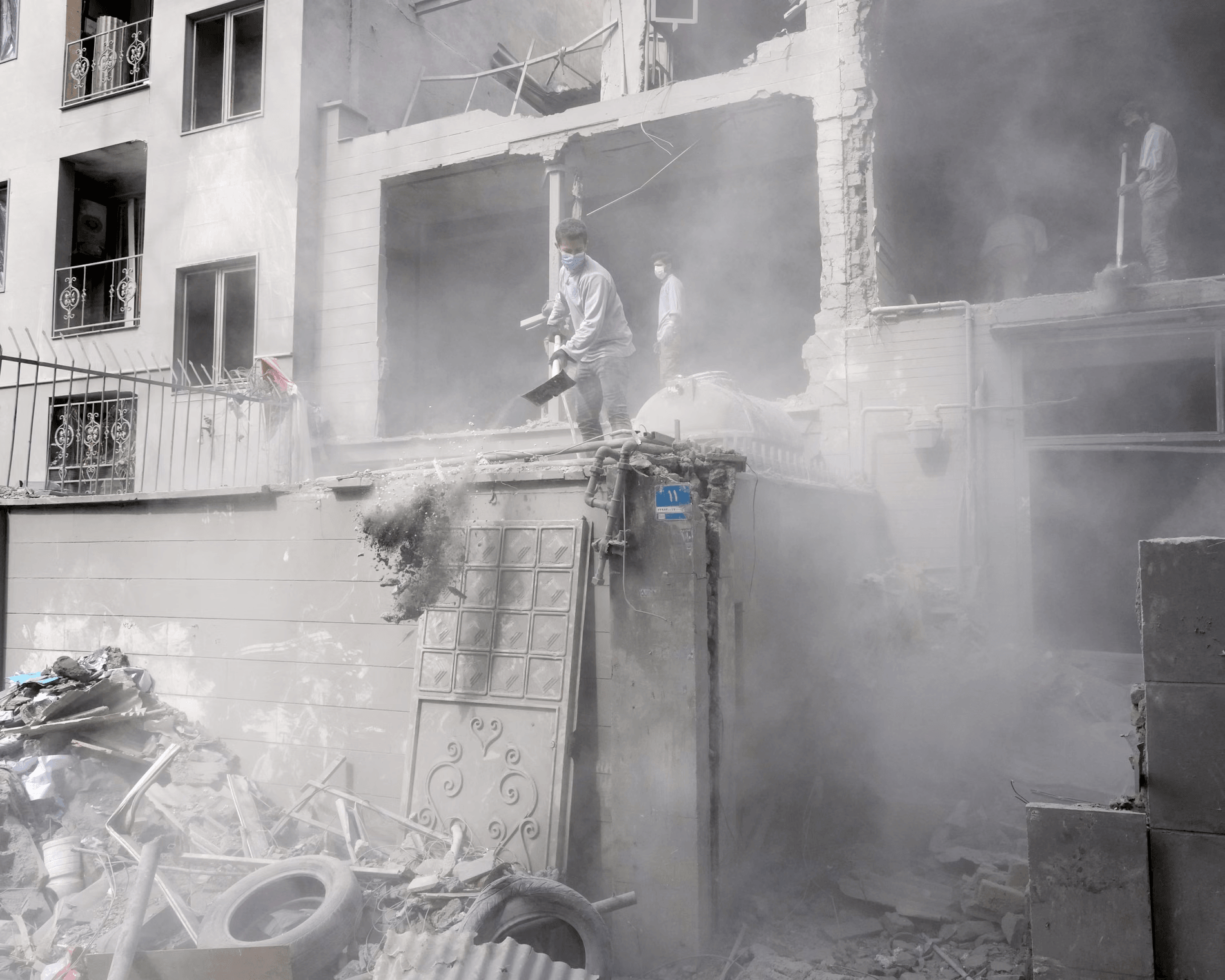 أزمة الشرق الأوسط: إسرائيل تضرب إيران.. ترامب متردد.. بيروت تُخلي السكان