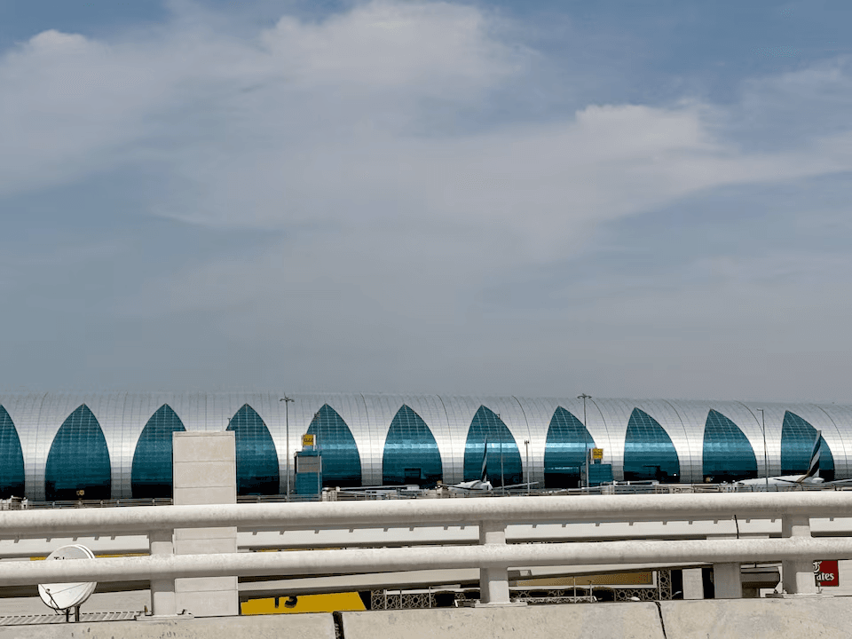 هل وصل التصعيد إلى مطار دبي؟ هجوم بمسيّرة يشعل حريقًا ويوقف الرحلات مؤقتًا