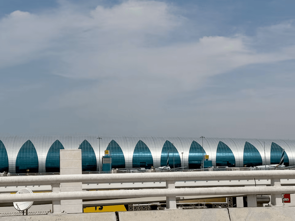 هل وصل التصعيد إلى مطار دبي؟ هجوم بمسيّرة يشعل حريقًا ويوقف الرحلات مؤقتًا