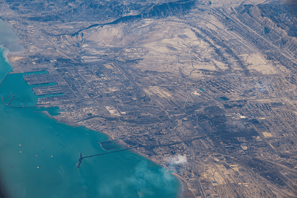 كيف عبرت ناقلة نفط مضيق هرمز لميناء إماراتي لتحميل خام مربان؟