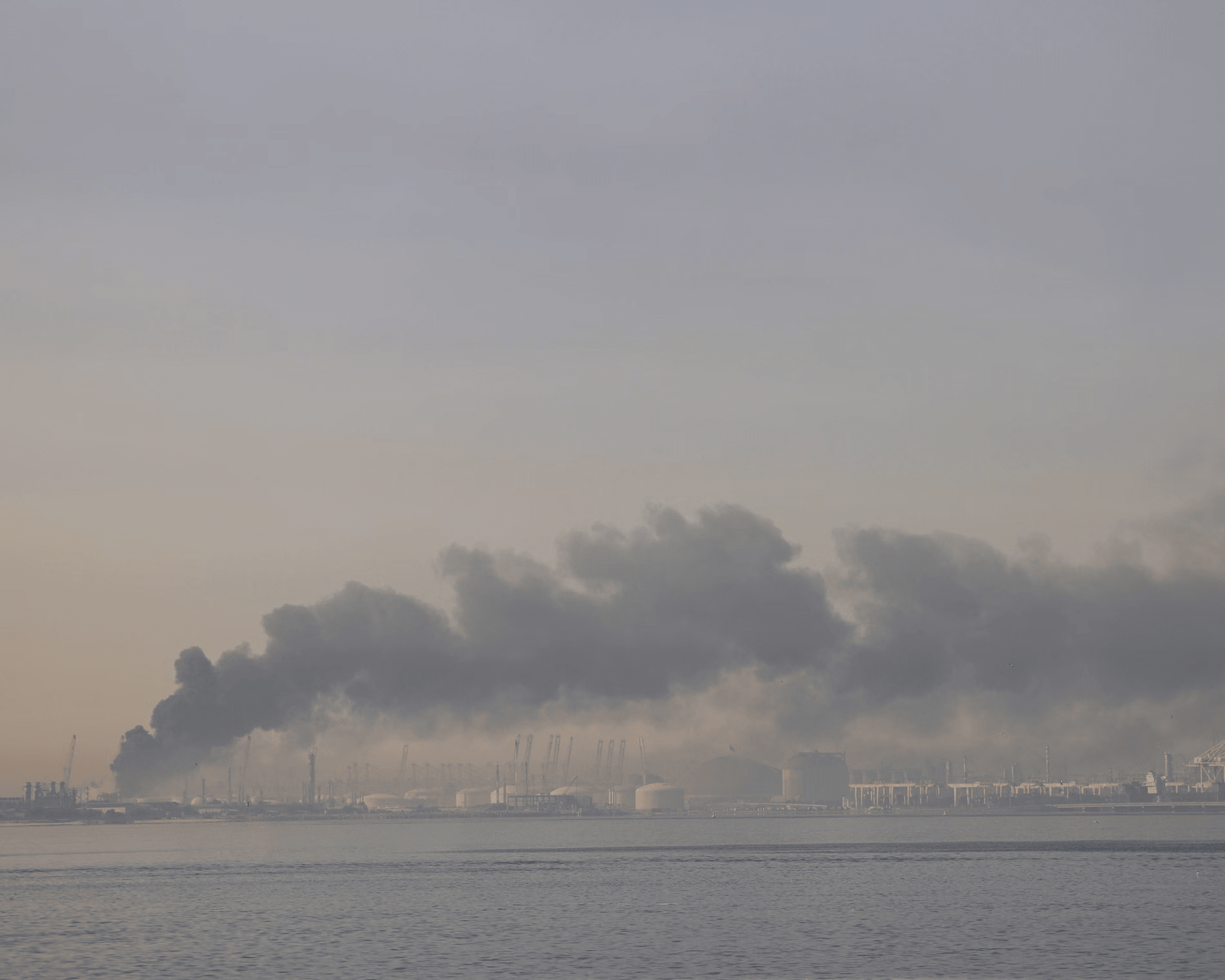 هجوم على ناقلة نفط كوتية في دبي يشعل مخاوف تسرب كارثي