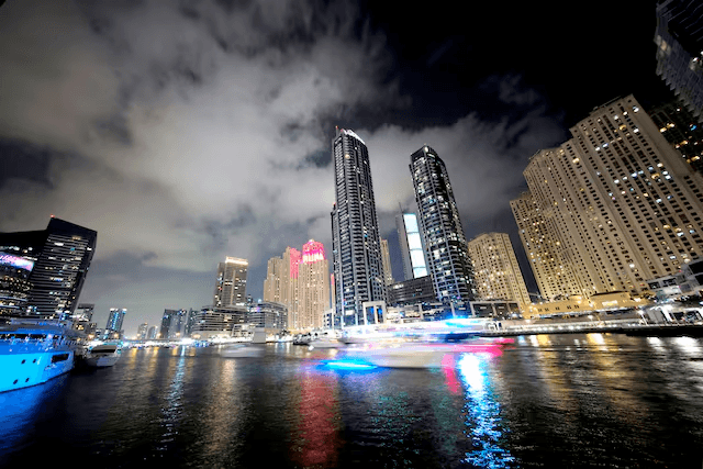 دبي تنفي وقوع إصابات بعد سقوط حطام في المارينا عقب اعتراض جوي