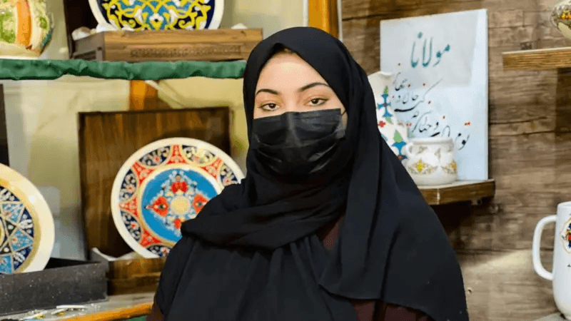 نكيتا.. خطّاطة تكتب القرآن وتُلهم النساء في هرات