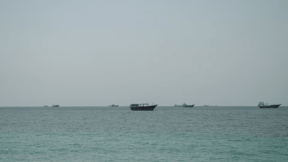 عُمان تفتح ممراً مؤقتاً في هرمز بلا رسوم