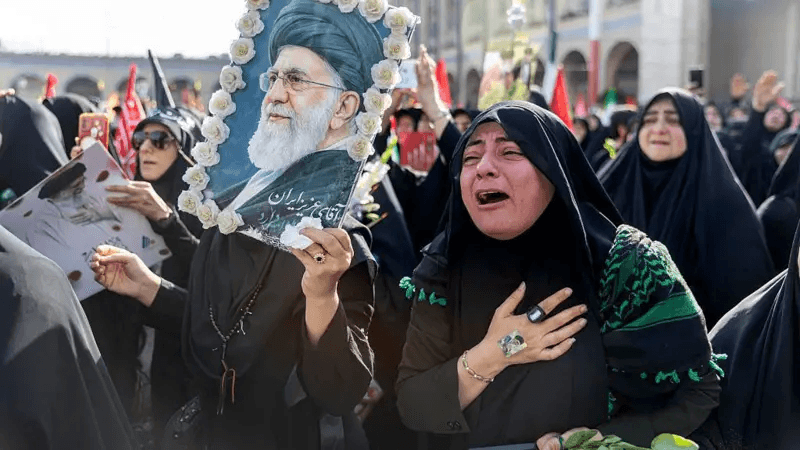 غياب مجتبى يخطف الأنظار في جنازة خامنئي