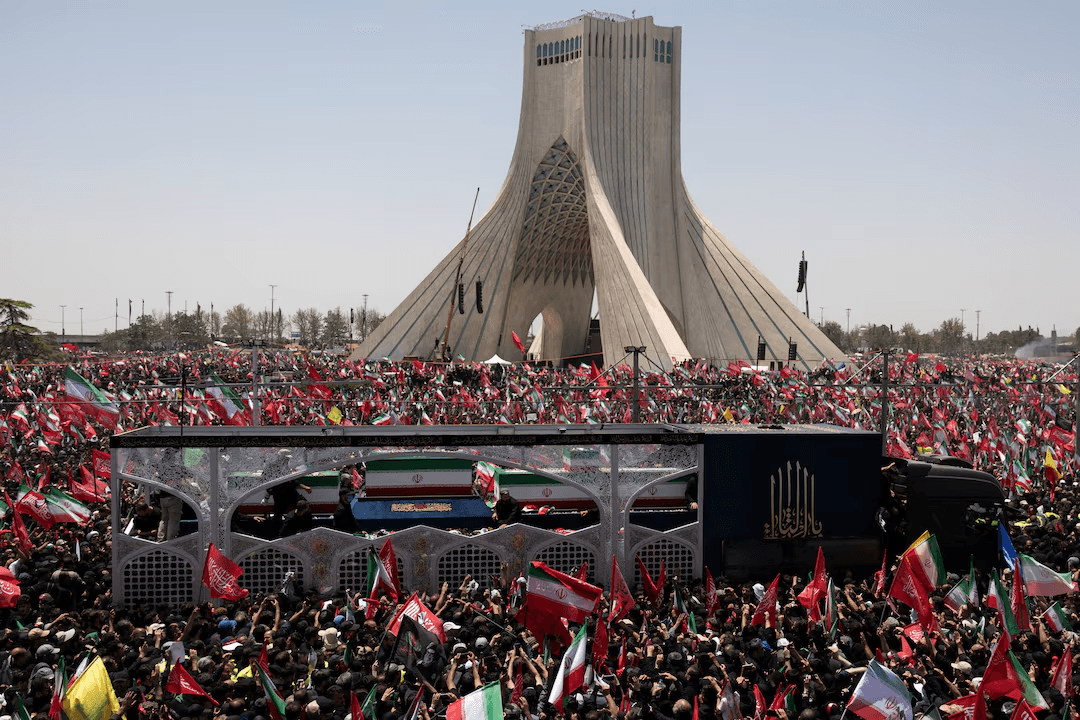 إيران تضرب أهدافاً أميركية.. وتودع خامنئي