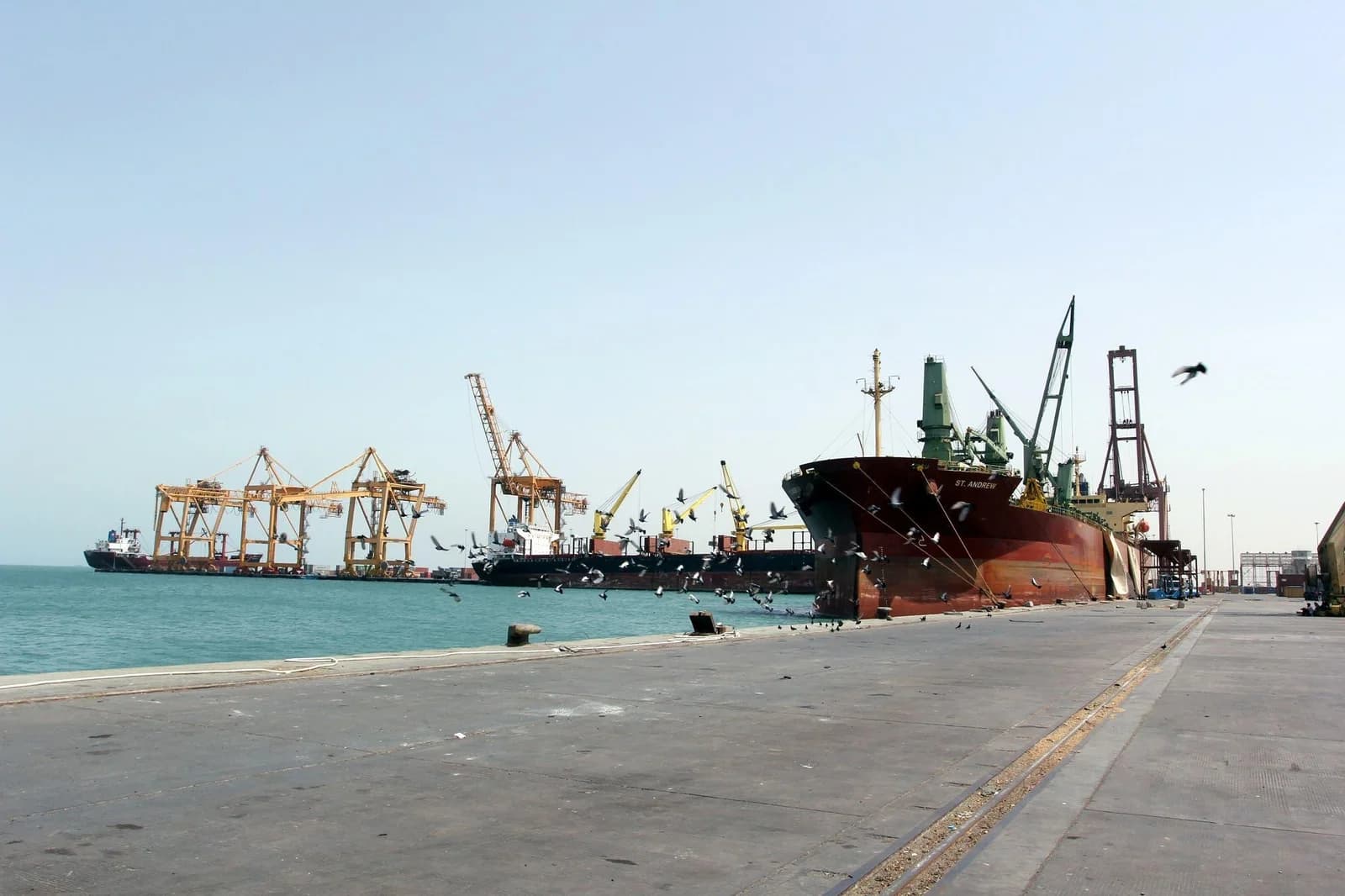 الحوثيون يضغطون على باب المندب.. هل يصبح جبهة طاقة ثانية؟