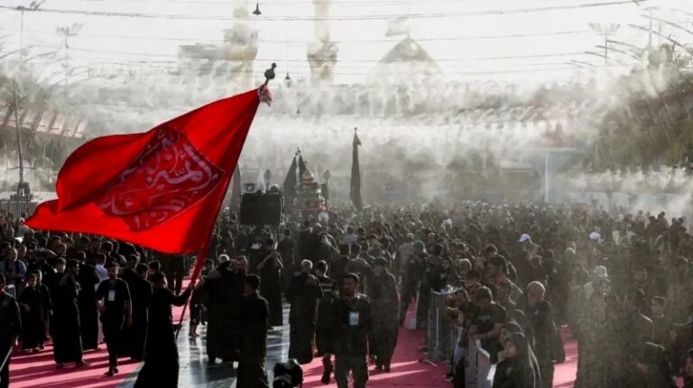 تجمع لمسلمين شيعة قبيل عاشوراء أقدس الأيام الدينية عندهم في كربلاء في العراق رويترز