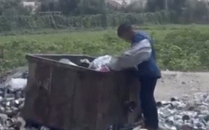 شاهد: طفل في غزة يبحث في القمامة عن لقمة تسد جوعه
