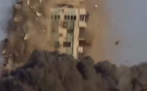 لحظة تدمير إسرائيل لبرج مكة