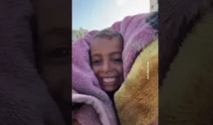 الطفل أكرم يعود إلى غزة سيرًا على قدميه... قصة تبكي الملايين